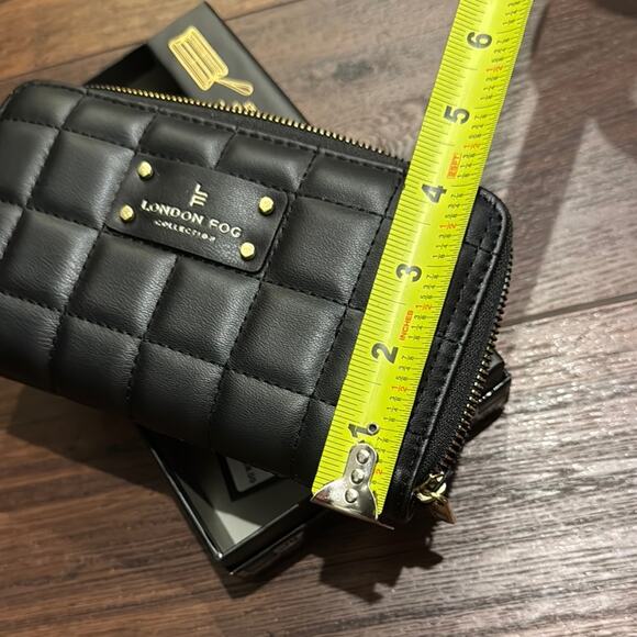 London Fog Zip Around Quilted Wristlet Black Wallet. - Picture 8 of 9